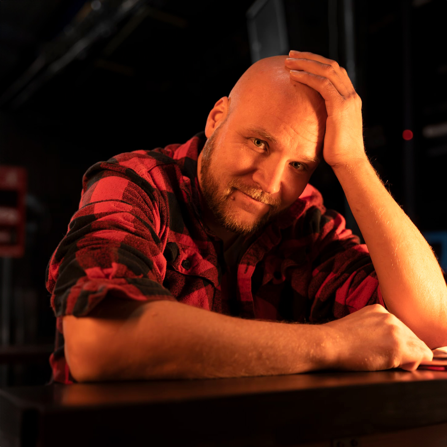 Touko Koskinen pöydän ääressä